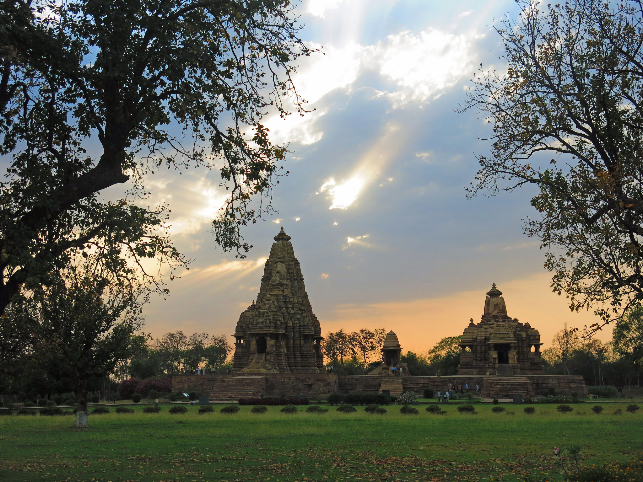 Einer der schönsten Tempel Indiens: Der Tempel von Khajuraho mit erotischen Schnitzereien